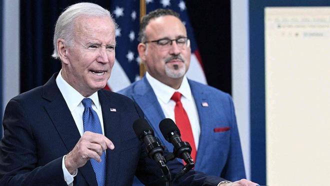 拜登中期選舉受打擊:數據分析稱美國一年內衰退的概率是100%。