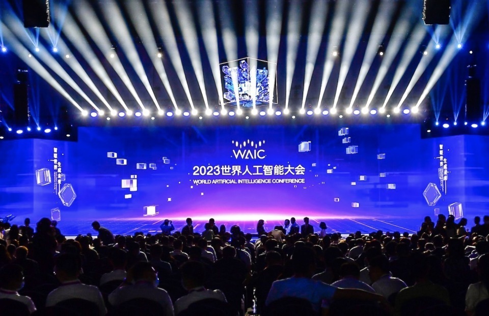 類似遠峰藍配色、鈦合金邊框