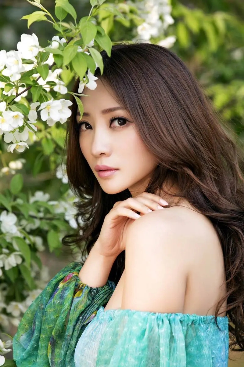 她14歲進入北大，27歲成為哈佛歷史上最年輕的博士，28歲53歲嫁給美國教授