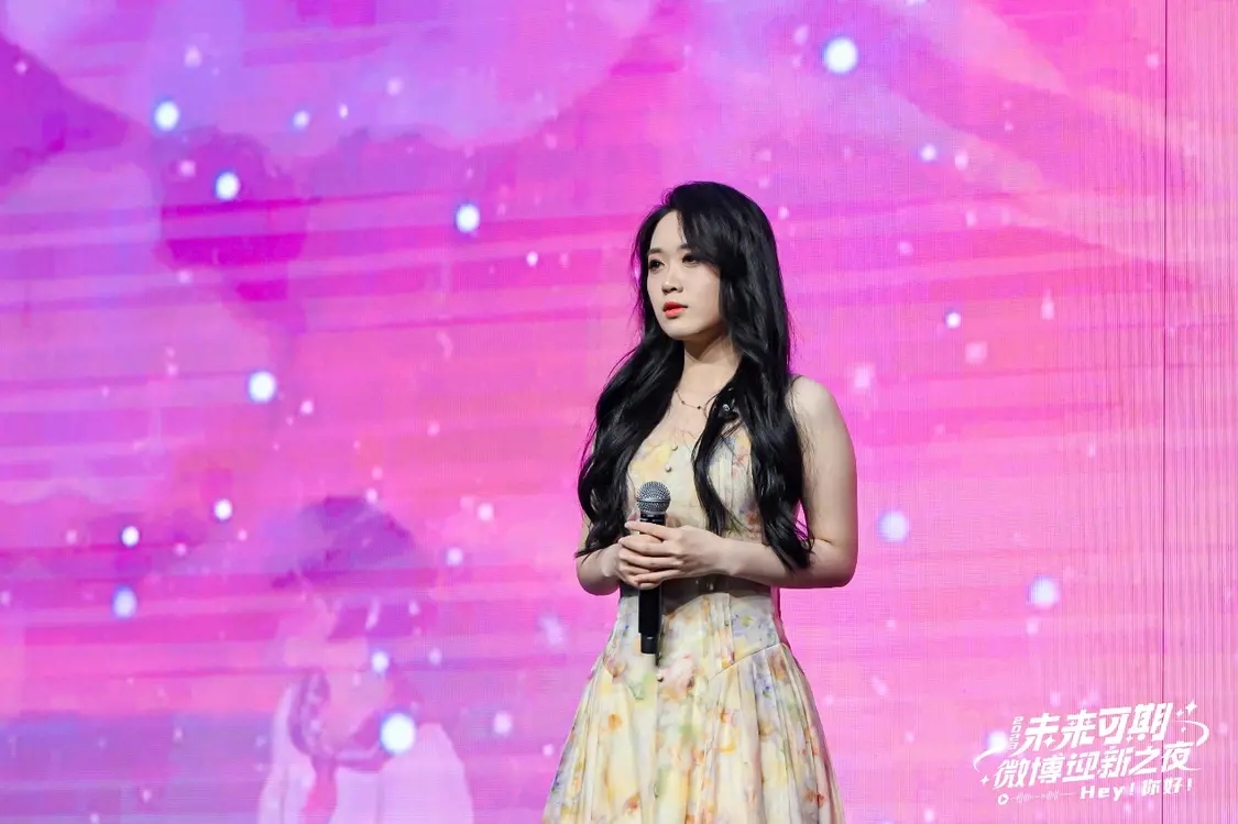 霍有很強(qiáng)的責(zé)任感。郭晶晶在霍與路人合影，哥哥抱著兩個(gè)妹妹看比賽