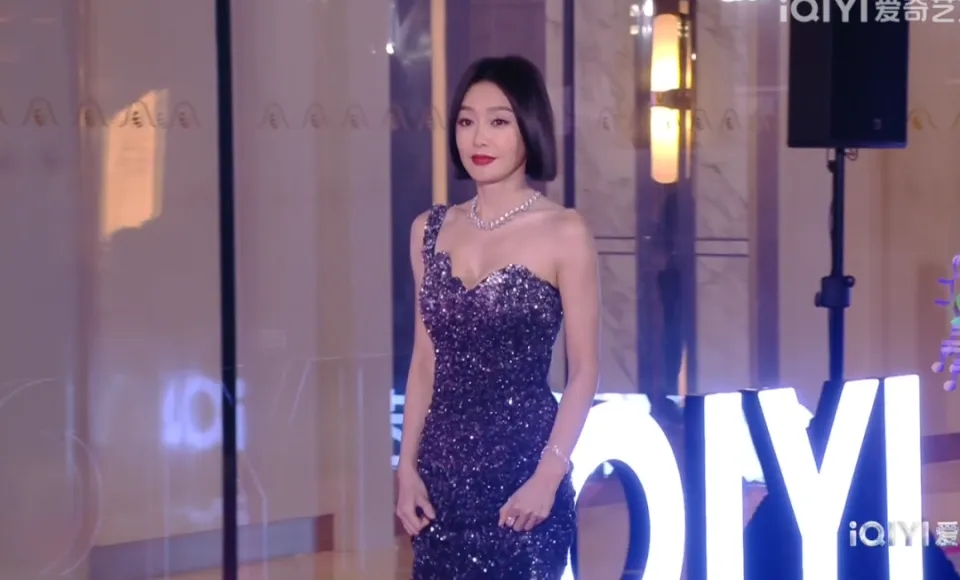 濃妝艷抹就不要演窮人了！讓蔣欣和閆妮告訴你，什么叫“真窮人”