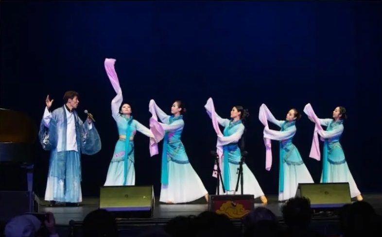 成龍老了，李連杰老了，周星馳也老了，而64歲的他看起來(lái)像30歲