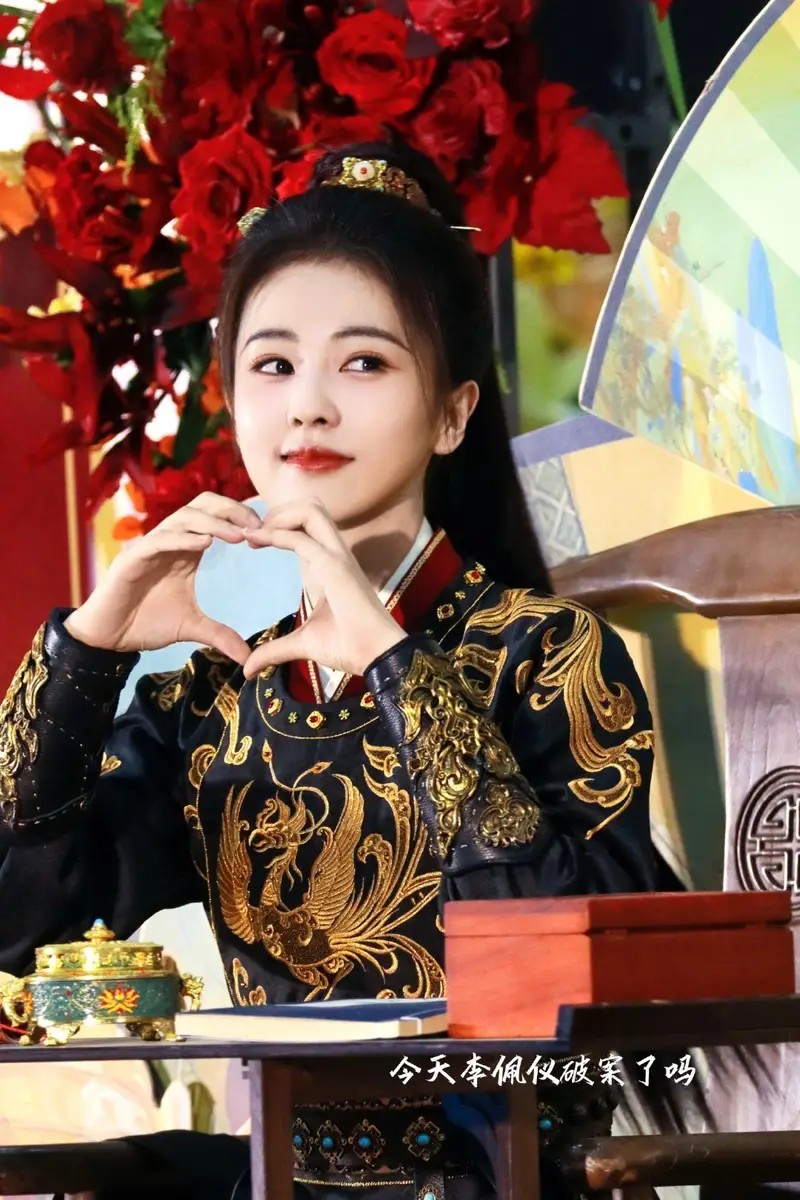 前TVB演員李嘉轉行機場無人車操作員，700日夜堅守獲封安全模范