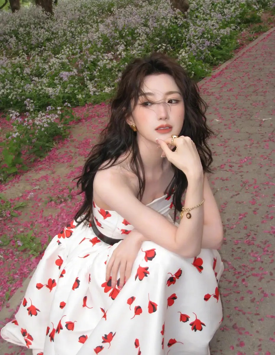 倪萍去四川中江當證婚人，她本人比電視里親切，新郎身份大有來頭