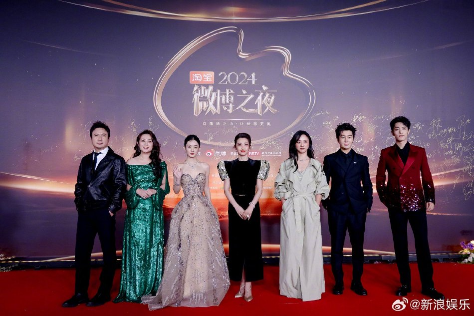 三角戀？TVB星二代戀情疑曝光，被捕獲與前港隊欖球員抽煙談心