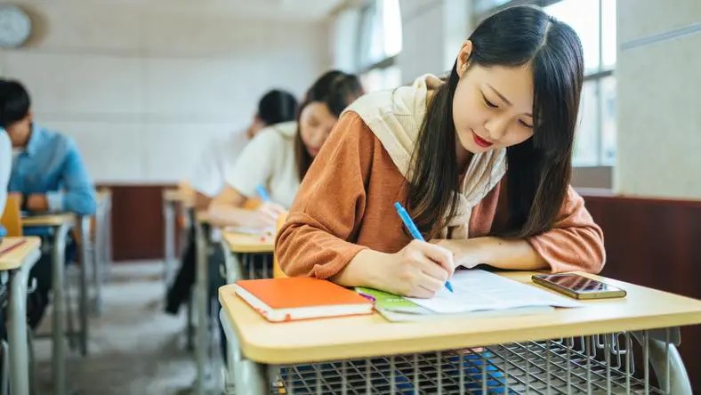 擠進 “夢中養(yǎng)老廠” 的打工人，為啥還是想逃？