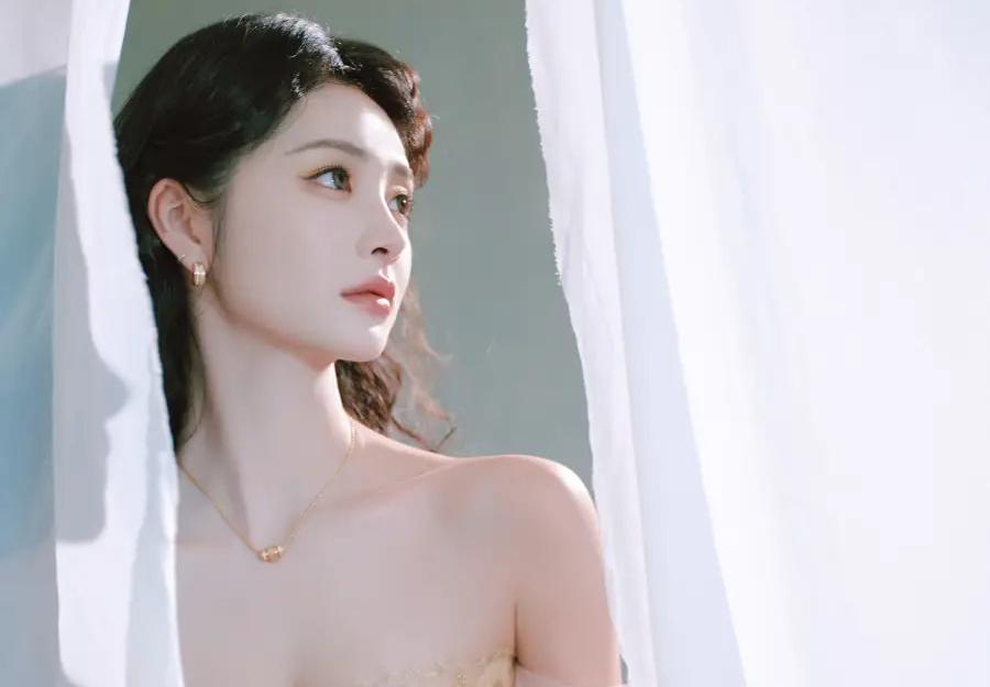 上海這一夜，迪麗熱巴發型拖后腿，周也妝發出彩，大合照C位引爭議