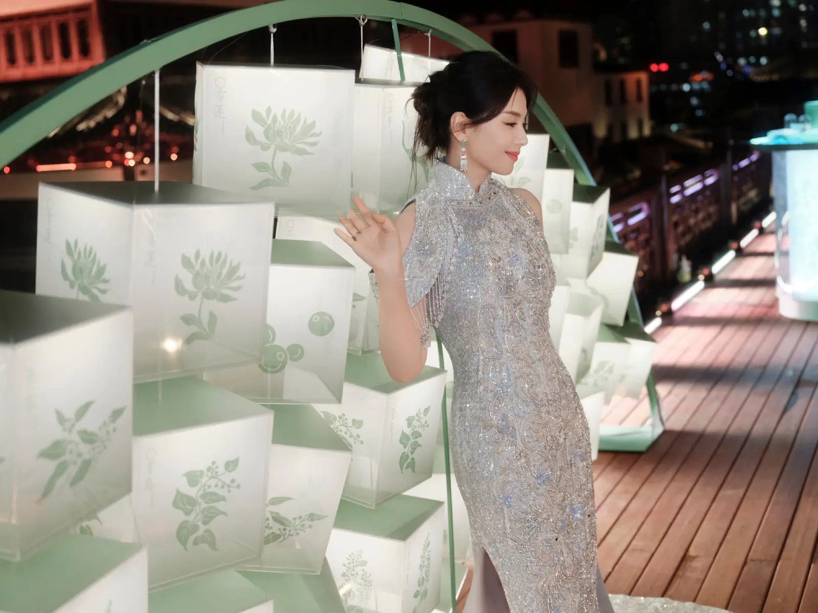 從風流影帝到拄拐老人！89歲謝賢摘墨鏡蒼老，謝霆鋒安排專人照顧